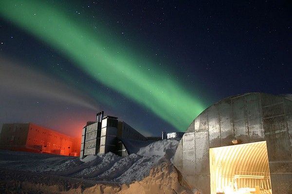 AURORES BOREALES EN ANTARTIQUE.