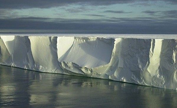 LE PLUS GRAND ICEBERG DE L'HISTOIRE